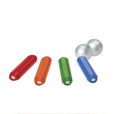 Objetos coloridos em plástico e esferas metálicas prateadas sobre fundo branco