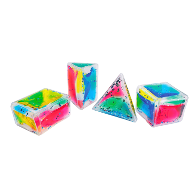 Cubos e tetraedro de plástico transparente com líquido colorido e partículas