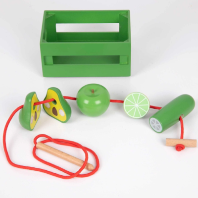 Brinquedo infantil de madeira com frutas verdes penduradas e caixa verde.