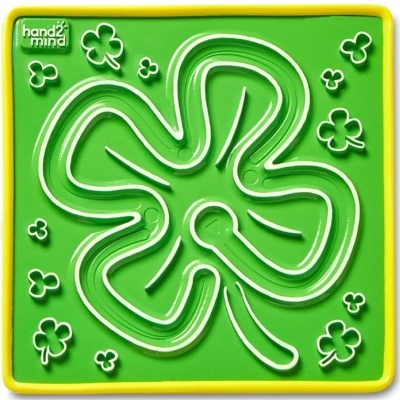 Tabuleiro verde e amarelo com desenho em relevo de trevo de quatro folhas e texto hand2 mind