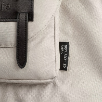 Pormenor de bolsa bege com etiqueta '100% RECYCLED FABRIC'