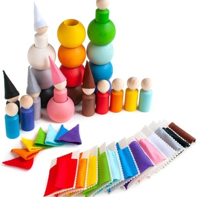 Bonecos de madeira coloridos com chapéus de feltro e pedaços de tecido variados