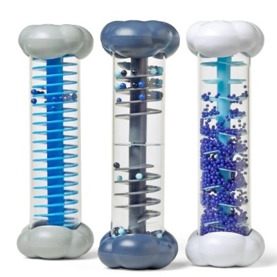 Três tubos transparentes com esferas azuis e estruturas helicoidais internas