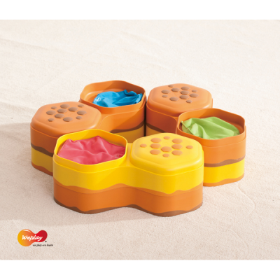 Conjunto de caixas plásticas coloridas com sacos coloridos dentro