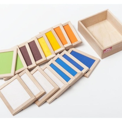 Tábuas de madeira coloridas com caixa de armazenamento