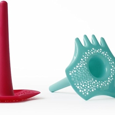 Suportes para cones em quatro cores: amarelo, vermelho, azul claro e roxo.