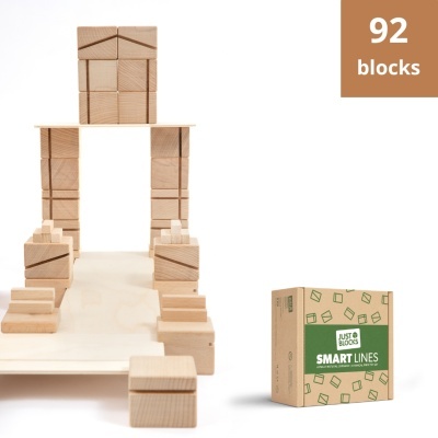 Blocos de construção de madeira e caixa de papelão