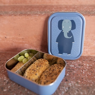 Caixa de lanche azul com elefante e pão com uvas em degraus
