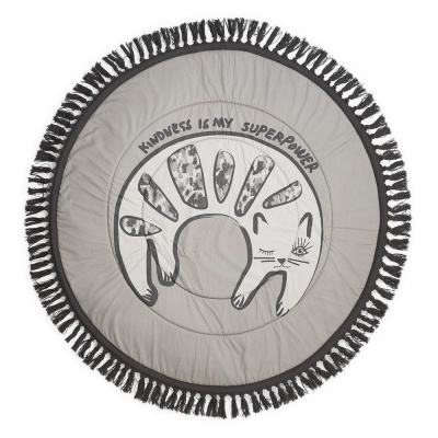 Tapete redondo cinzento com franjas pretas e estampa de um gato e texto em inglês.