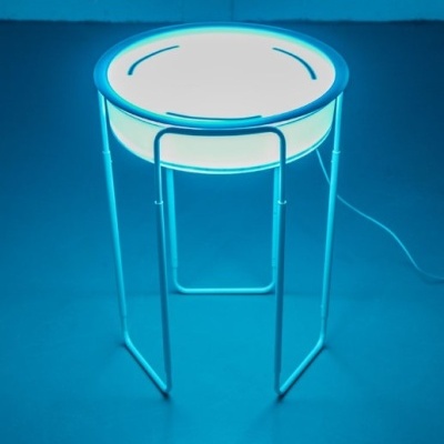 Mesa redonda iluminada com estrutura metálica azul clara