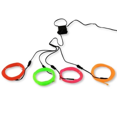 Cabos de carregamento coloridos ligados a dispositivo preto