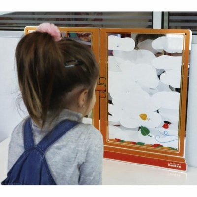 Espelho infantil dobrável com moldura laranja e base com ilustrações coloridas