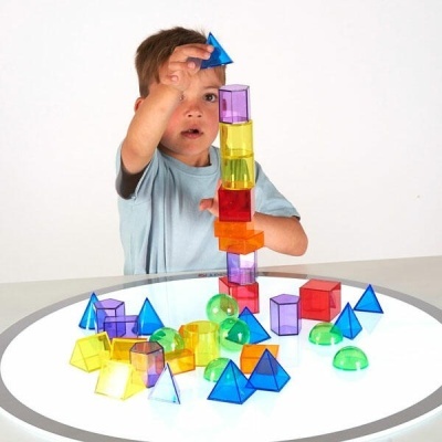 Criança com blocos de construção coloridos translúcidos