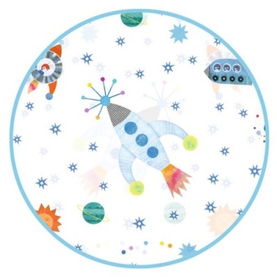 Tapete redondo com desenhos de foguetes, planetas e estrelas coloridos