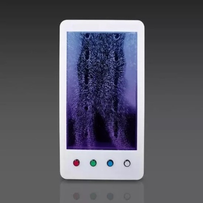 Dispositivo eletrónico branco com ecrã e botões coloridos