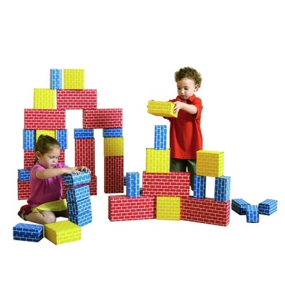 Crianças a brincar com blocos de construção coloridos em padrão de tijolo.