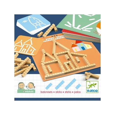 Conjunto de pauzinhos de madeira para construção e cartas coloridas com desenhos de casas.