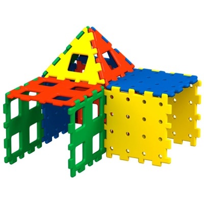 Peças de montar plásticas coloridas em vermelho, amarelo, azul e verde