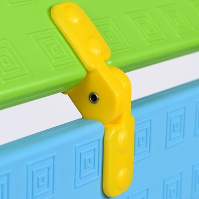 Conector amarelo unindo uma parede verde e azul com padrão quadrado