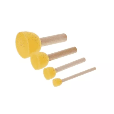 Conjunto de quatro pincéis com esponja amarela e cabos de madeira
