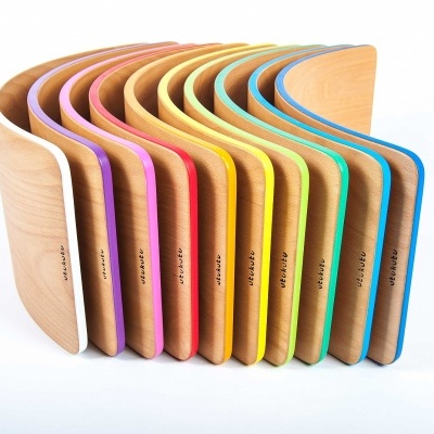 Blocos de madeira curvos com bordas coloridas organizados em sequência
