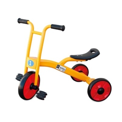 Triciclo infantil amarelo com rodas vermelhas e assento preto.