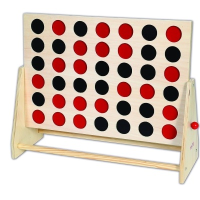 Jogo de tabuleiro de madeira com peças pretas e vermelhas