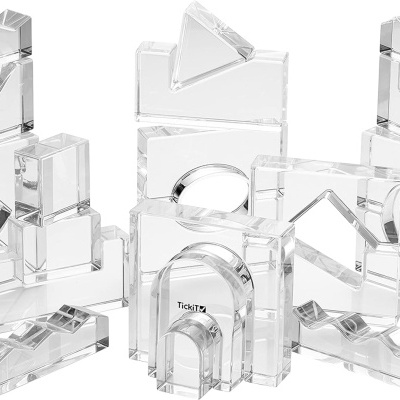 Peças transparentes de acrílico com formas geométricas recortadas