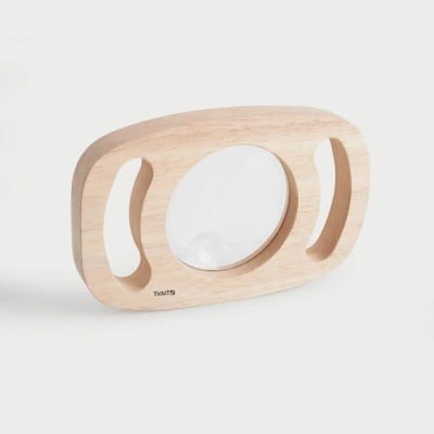 Tábuas de madeira claras com uma superfície branca oval no centro com texto