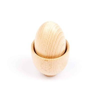 Suporte de ovo em madeira clara com duas peças encaixadas, sobre fundo branco