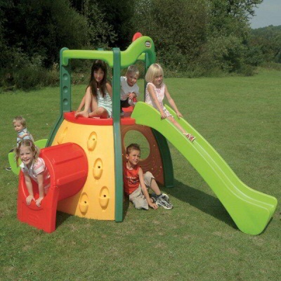 Parque infantil colorido com escorrega, túnel e cinco crianças a brincar ao ar livre