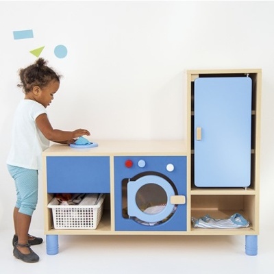 Móvel infantil de brincar com portas azuis e detalhes coloridos, criança a brincar