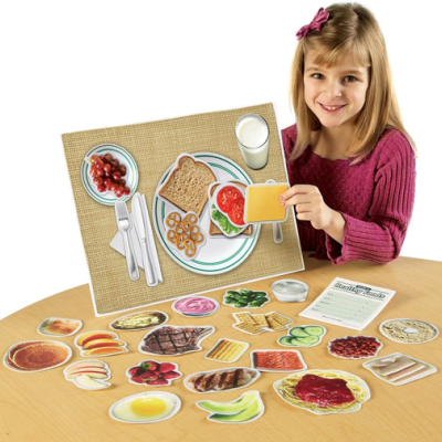 Criança segurando peça de queijo de jogo educativo de alimentos em mesa com vários alimentos ilustração.