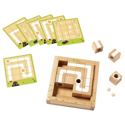 Jogo de tabuleiro de madeira com peças quadradas e cartas ilustrativas