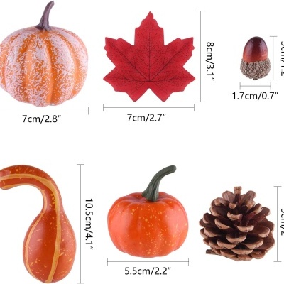 Objetos decorativos de outono com abóboras, folha, pinha e bolota em várias cores e texturas