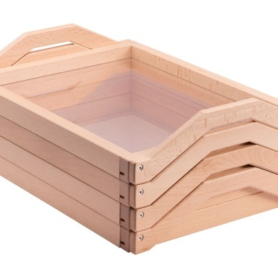 Conjunto de quatro tabuleiros retangulares empilhados em madeira clara com pegas e fundo transparente