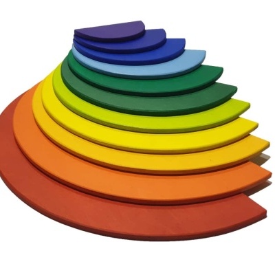 Peças coloridas em forma de meia-lua empilhadas em degradê de arco-íris