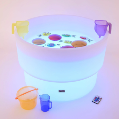 Barco insuflável redondo branco iluminado com interior decorado e baldes coloridos