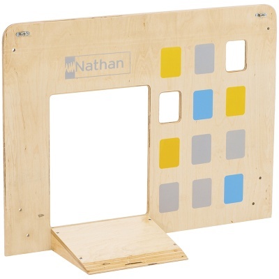 Painel de madeira com recorte quadrado, etiquetas coloridas e texto Nathan