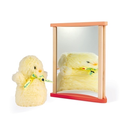 Ursinho de peluche amarelo com laço e espelho com moldura de madeira