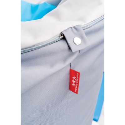 Mochila cinzenta e azul com etiqueta vermelha Nova Tour