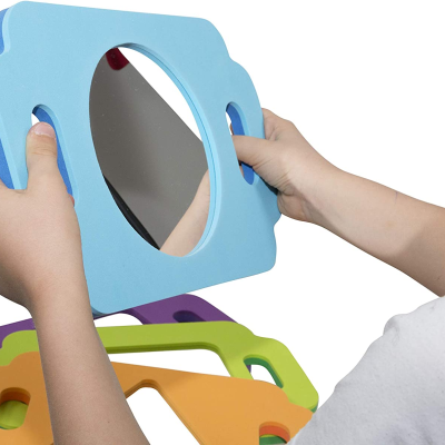 Espelho com moldura azul em forma de ursinho com mãos segurando