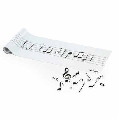 Tapete musical branco com pauta e notas musicais pretas, com imãs musicais diversos