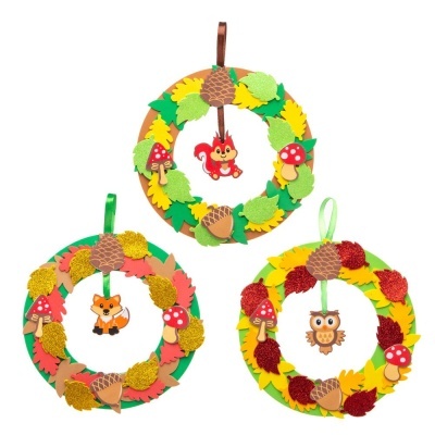 Três guirlandas coloridas de feltro com folhas, pinhas, cogumelos e animais pendurados