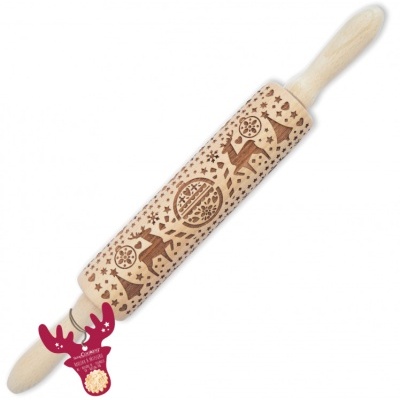 Rolo de massa de madeira com padrões gravados natalícios