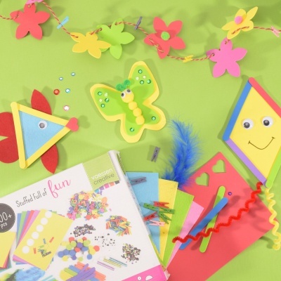 Kit de artesanato com feltro colorido, penas, olhos móveis e confetes para figuras coloridas sobre fundo verde