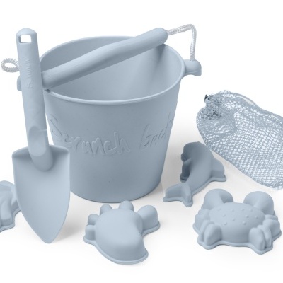 Conjunto de brinquedos de praia em plástico cinza com balde, pá, peneira e moldes de animais
