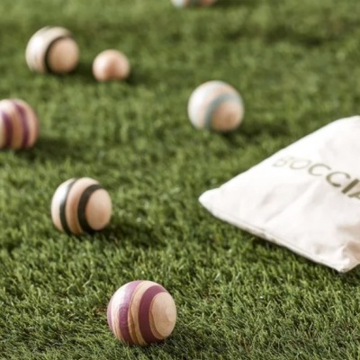 Bolas de madeira coloridas para jogo em relva artificial com saco branco etiquetado