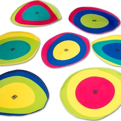 Conjunto de sete tapetes ovais coloridos com padrões circulares