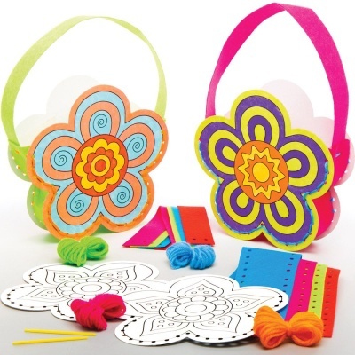 Dois sacos florais coloridos com moldes de flores para colorir, fios de lã e tiras de papel
